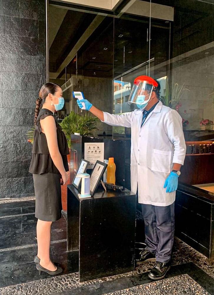 The B Hotel Alabang Muntinlupa City Екстер'єр фото