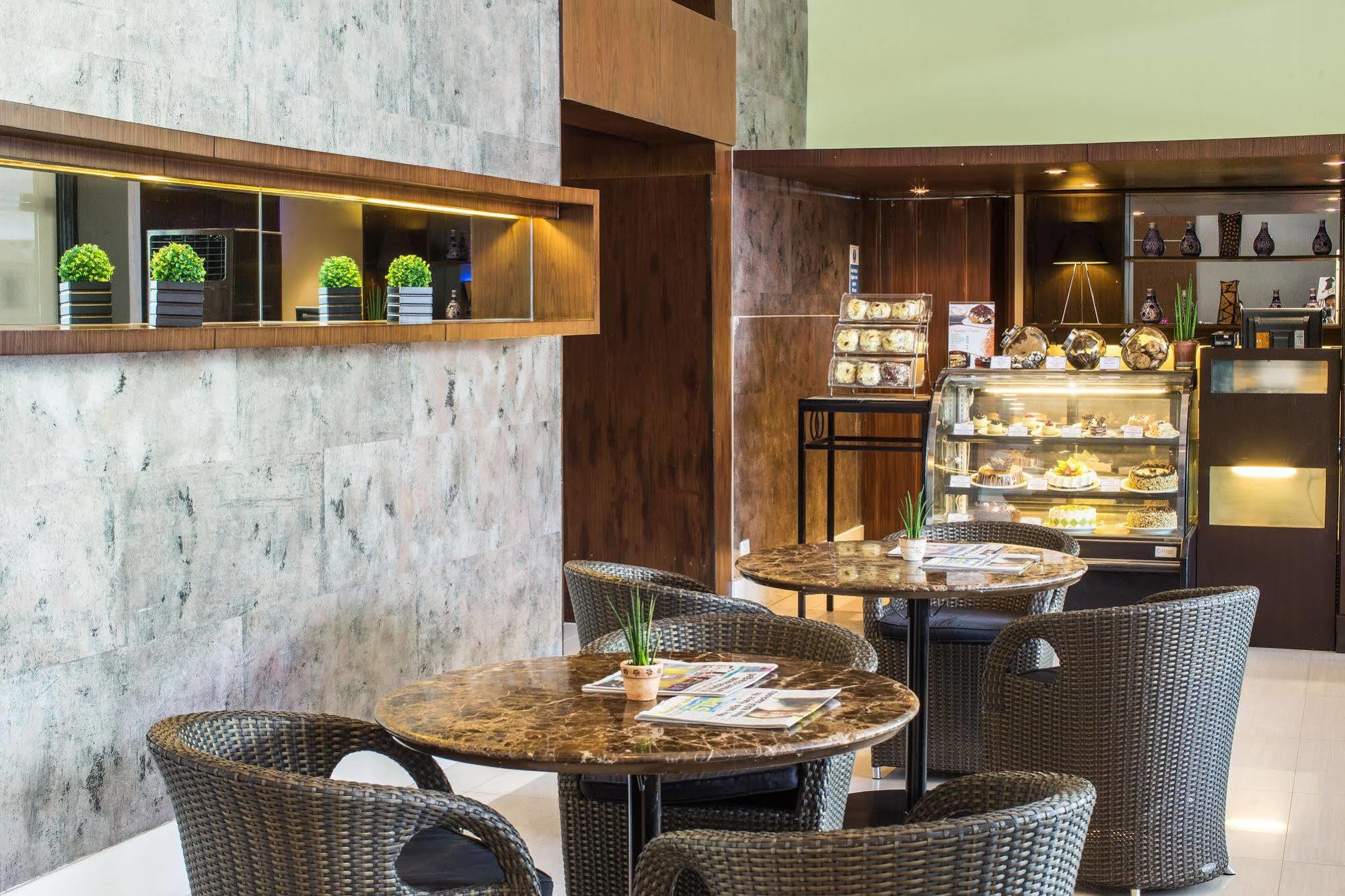 The B Hotel Alabang Muntinlupa City Екстер'єр фото