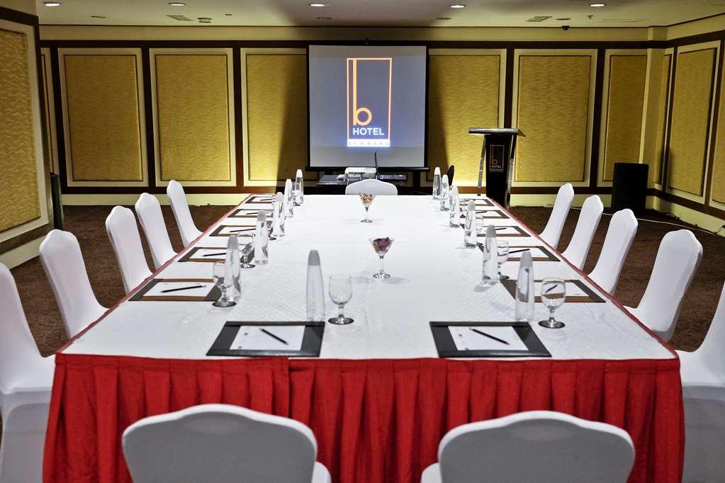 The B Hotel Alabang Muntinlupa City Зручності фото